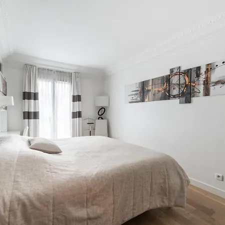 Haussmannien - Dernier Etage Apartment *
